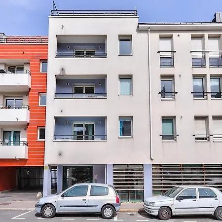 Bright With Balcony And Parking דירה