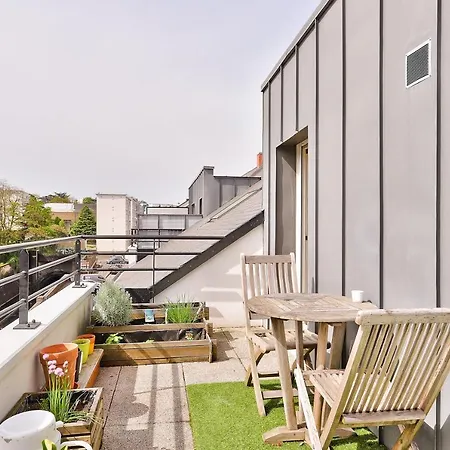 Bright With Balcony And Parking דירה